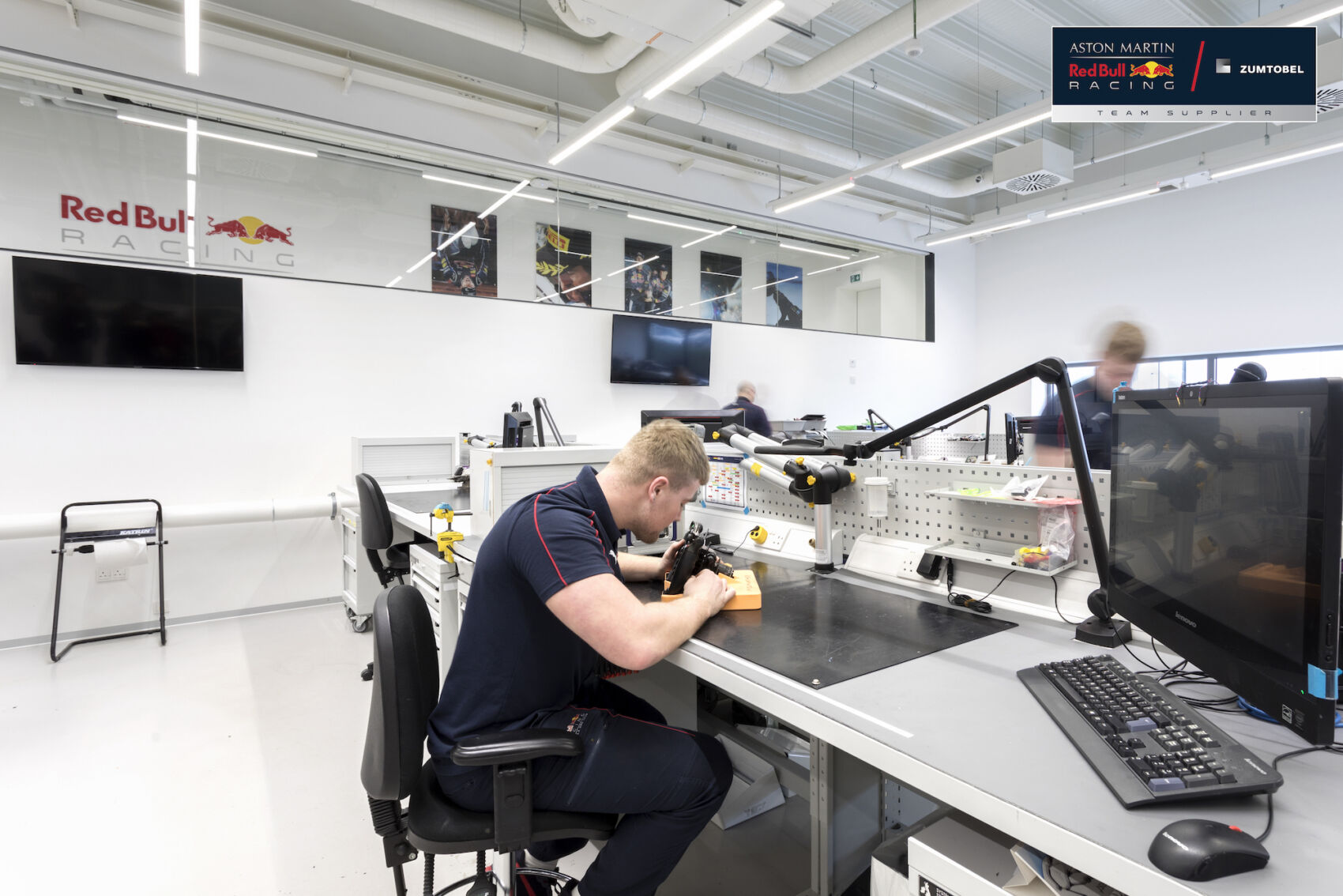 ZL 1902 IN GB Redbull 2